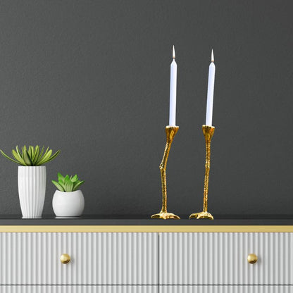 Long-legs-lysestaker-i-bruk på komode sammen med blomster.  For oss som synes det er kult å ha interiør som andre legger merke til. Disse er både morsome og dekorative. Unike bein som blir lagt merke til. 