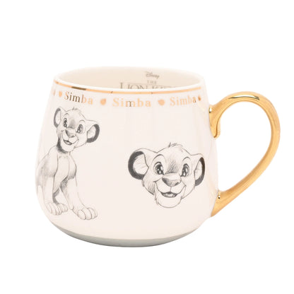 Simba fra Løvenes konge Disney Collectable Mug i bone china med gullkanter, frontvisning. 
Kruset kommer med Simba tegninger rundt hele koppen og nydelige gulldetaljer som gjør morgenkaffen til en magisk stund. Gullhanken er en fin detalj på koppen. 