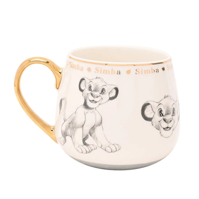 Disney Simba-krus med skisser fra Lion King og elegante gulldetaljer. Kruset har nydelige detaljer og er et samlekrus fra Disney. Dekk på med dine favoritter fra Disney når kaffebesøket kommer, så blir det garantert en magisk kaffeprat. 