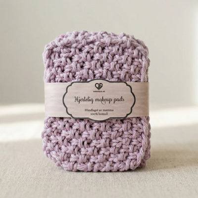 Sminke vaskekluter i 100% bomull. Strikket av mamma, som kommer i 9 forskjellige farger å velge mellom. Her har du makeup pads som kan brukes om og om igjen. Hiv de i vaskemaskinen på 60%, så god som ny til nestegang du trenger de. 
