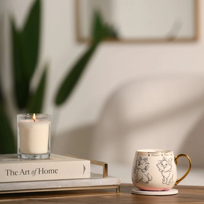 Kaffekrus fra Disney med marie fra aristokattene. Disse er fra samle kopp serien Disney Classic Collectable Mug som har 10 kjente disney karakterer vi kjenner godt til. Med sine nydelige gulldetaljer gjør disse koppene ekstra elegante, samtidig som vi kan tenke tilbake på gode disneyfilmer fra barndommen. 