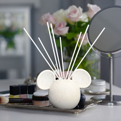 Mikke mus diffuser på sminkebordet. Mikkemus sitt hode med duftpinner i. Få hele rommet til å lukte med herlige dufter. Den er laget i Keramikk og er veldig solid. Den kan brukes om og om igjen. Interiør og dekor du garantert blir glad i!