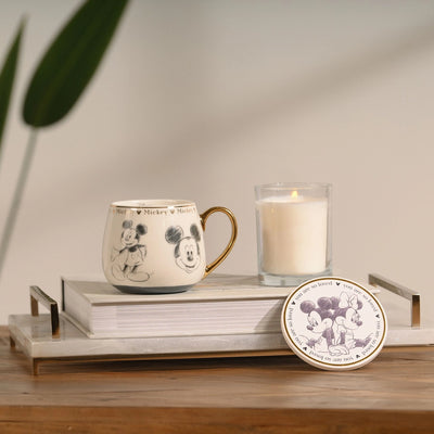 Mikke mus krus fra samleserien Disney Classic Collectable Mug tar seg godt ut i hjemmet. Med sine nydelige detaljer stråler den luksus og nostalgi samtidig. Skap en magisk stemning blandet med gode barndomsminner i ditt egen hjem. 