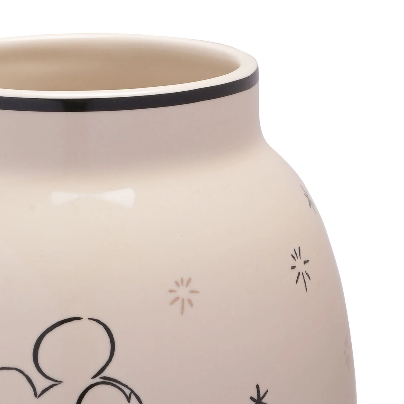 Mikkemus vase i keramikk. Her er et nærbilde av detaljene og trykket på vasen. Denne kommer til å ta seg godt ut i et hjem hvor Disney er en hit. Detaljer som gleder med Disney magi og gode stunder. Fyll den med dine favoritt blomster. små detaljer som gleder. 