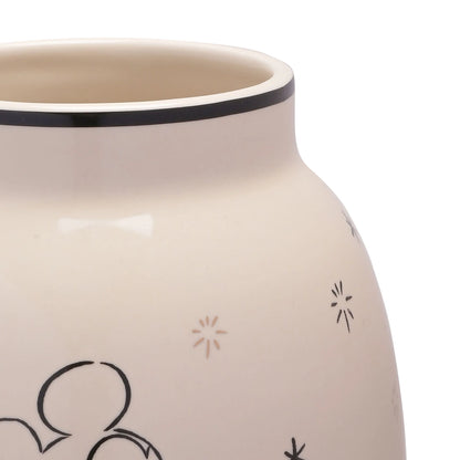 Mikkemus vase i keramikk. Her er et nærbilde av detaljene og trykket på vasen. Denne kommer til å ta seg godt ut i et hjem hvor Disney er en hit. Detaljer som gleder med Disney magi og gode stunder. Fyll den med dine favoritt blomster. små detaljer som gleder. 