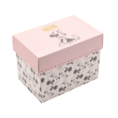 Minni mus krus fra samleobjekt serien Disney Classic Collectable Mug. Esken har rosa lokk og masse bilder av minnimus tegninger på seg. Perfekt å gi bort i gave, eller om man ønsker å samle på koppene selv. 
