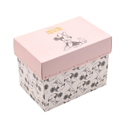 Minni mus krus fra samleobjekt serien Disney Classic Collectable Mug. Esken har rosa lokk og masse bilder av minnimus tegninger på seg. Perfekt å gi bort i gave, eller om man ønsker å samle på koppene selv. 