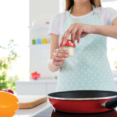 Merry mushroom ser ut som en sopp, men er egentlig en morter. Perfekt til å kverne urter i. Den tar seg godt ut på kjøkkenbenken. Her er den i bruk. 