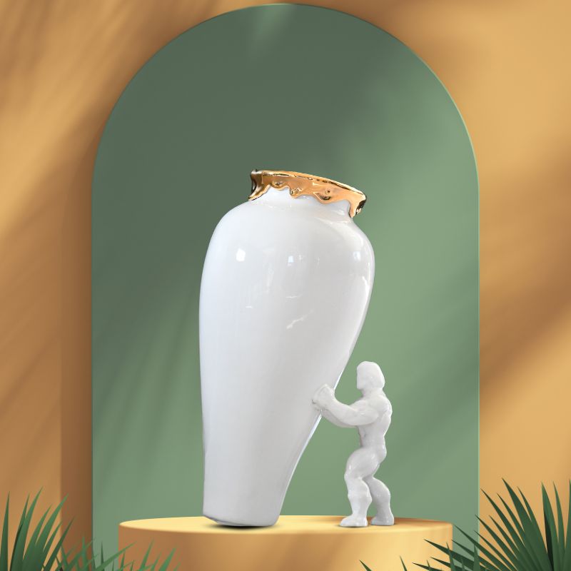 My superhero vase i hvit farge og gullbelagt kant. Står på en gul flate