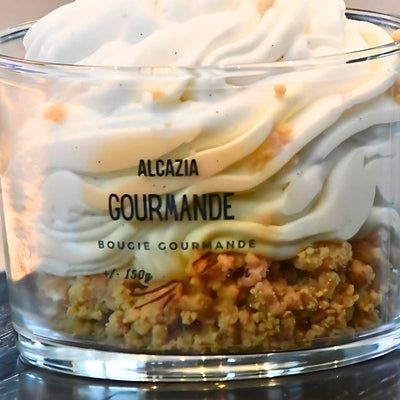 Nærbilde av duftlyset med vanilje og granola. Tekst på glasset.