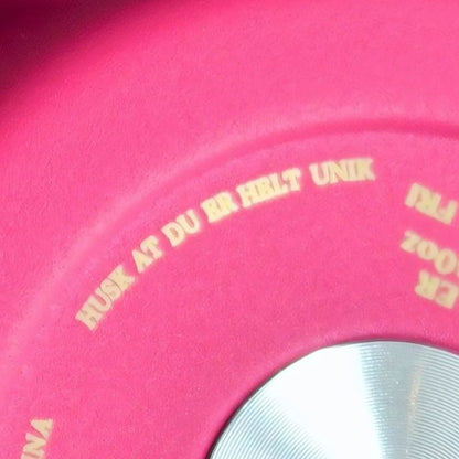 Under termokoppen står det "husk at du er helt unik" En god påminnelse om at du ikke må glemme deg selv i hverdag som fort kan bli litt for hektisk. Ingen er som du, og det må du ikke glemme. Du er god nok uansett. Detaljer på drikkeflasken. 