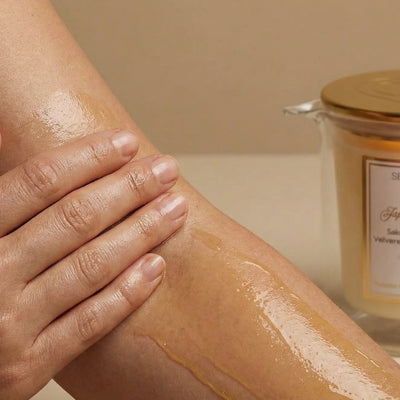 Naturlig huspleie i et lys. Smeltet varme oljer som påføres kroppen når de fortsatt er varme. Smelter inn i huden og gir en fantastisk glød og fuktighet hele dagen. Ingen konserveringsmidler eller fyllstoff. Håndlaget i norge. Lett å påføre og trekker rask. Pleiende og naturlig. 