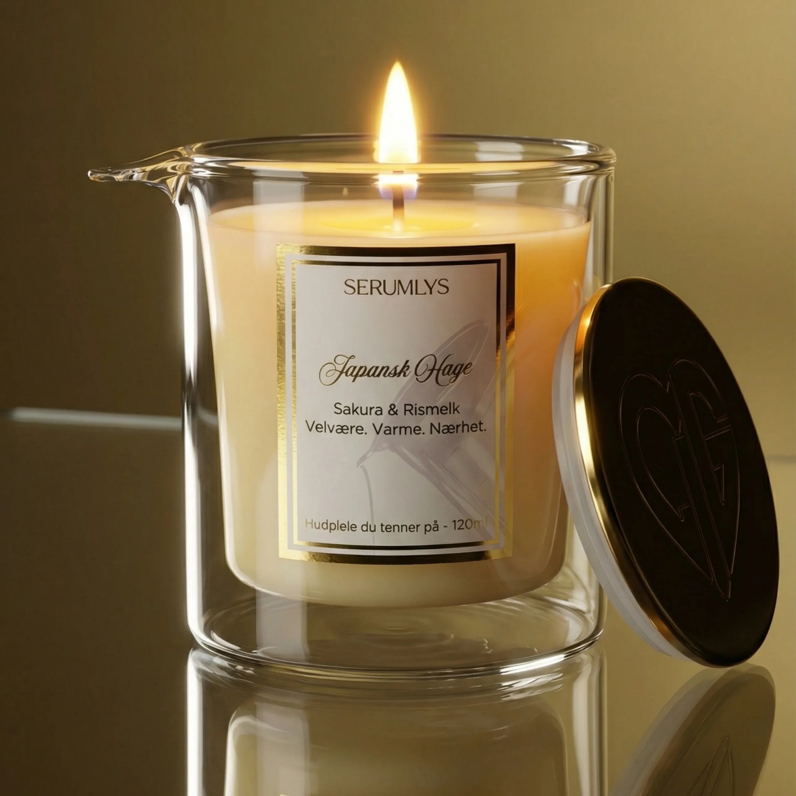 Jojoba, squalane, camellia, babassu, mct, solsikke, argan er bare noen av oljene i dette lyset. Det er laget av kun høykvalitets planteoljer og en liten andel bivoks. Duften kommer itillegg på de variantene vi har med duft. Håndlaget i Norge, og glasset er borrosilikatglass med dobbel vegg og helletut.