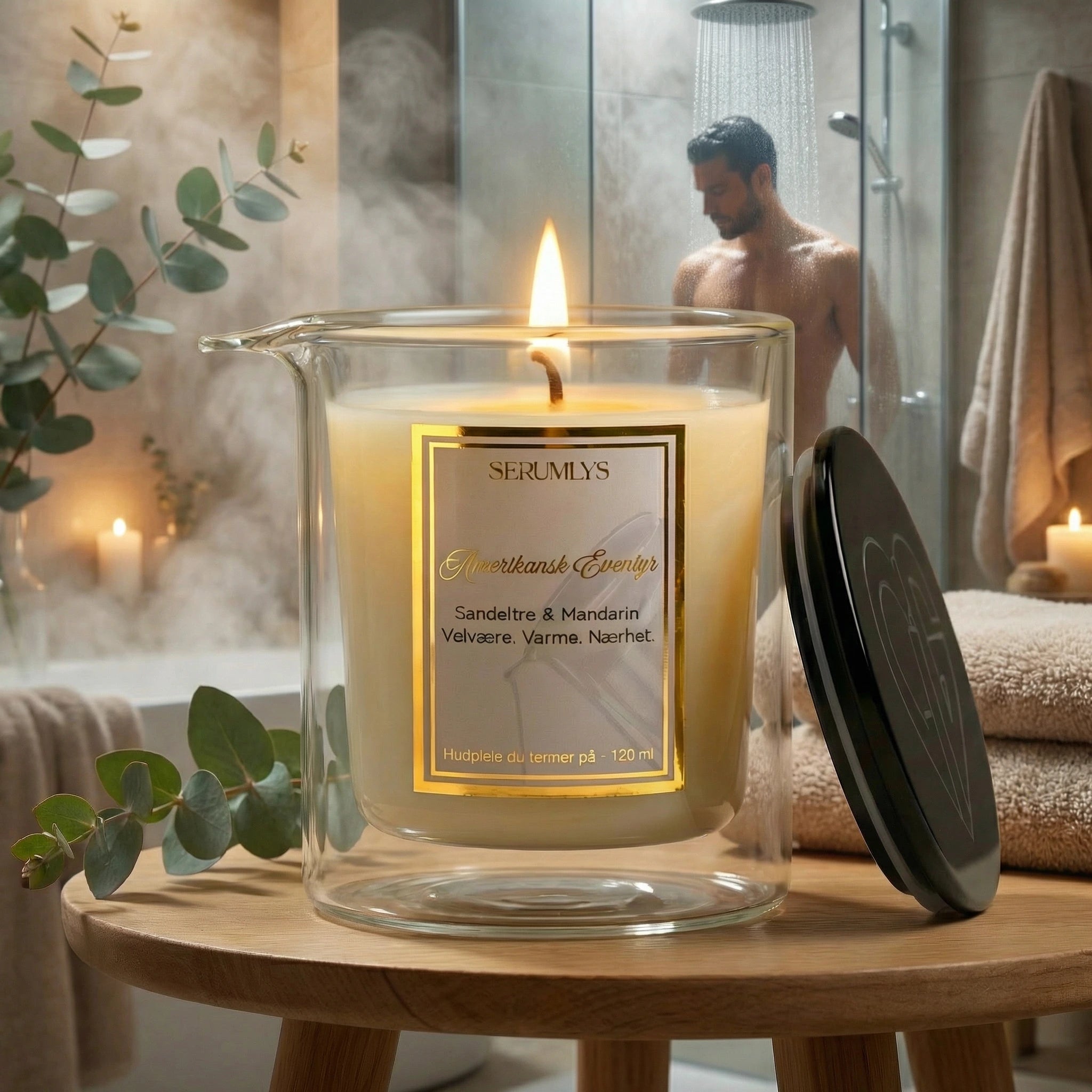 Serum lys kroppspleie olje til mann med en herlig duft av sandeltre og mandarin. Kommer i et nydelig borrosillikat glass med doble vegger så man ikke brenner seg. Tenn lyset og hell de varme deilige oljene på kroppen. Følelsen av ro og vellvære i ditt egent hjem. Fantastisk gave til noen som har alt. Lukseriøst og unikt lys som gjør godt for både kropp og sinn. 