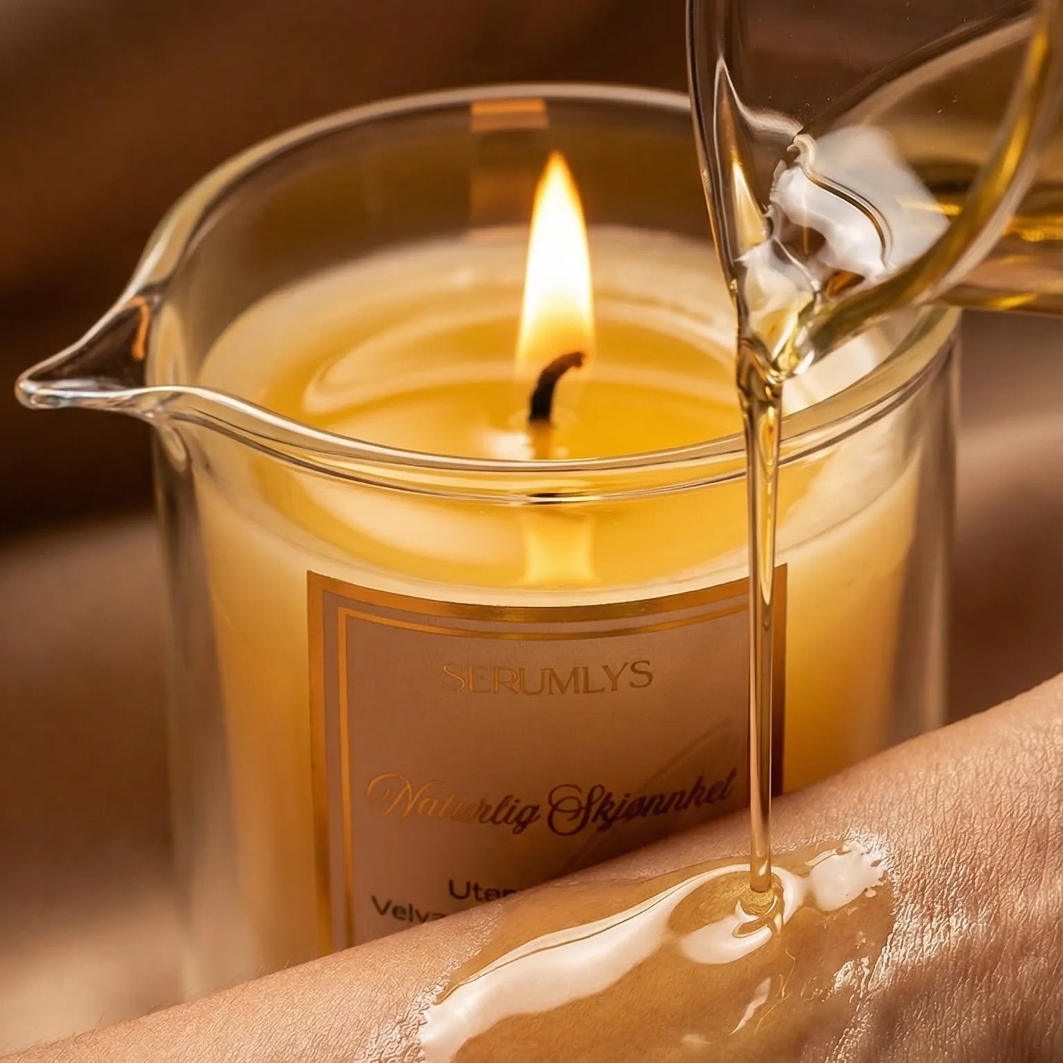 Et smeltet serumlys som helles på armen. Lyset inneholder naturlige planteoljer som gir huden dyp fuktighet med glød. Helt naturlig uten tilsatt parfyme. Syv ulike planteoljer med hver sine egenskaper som pleier hele kroppen. Kan også trygt brukes i ansikt. Håndlaget i Norge.