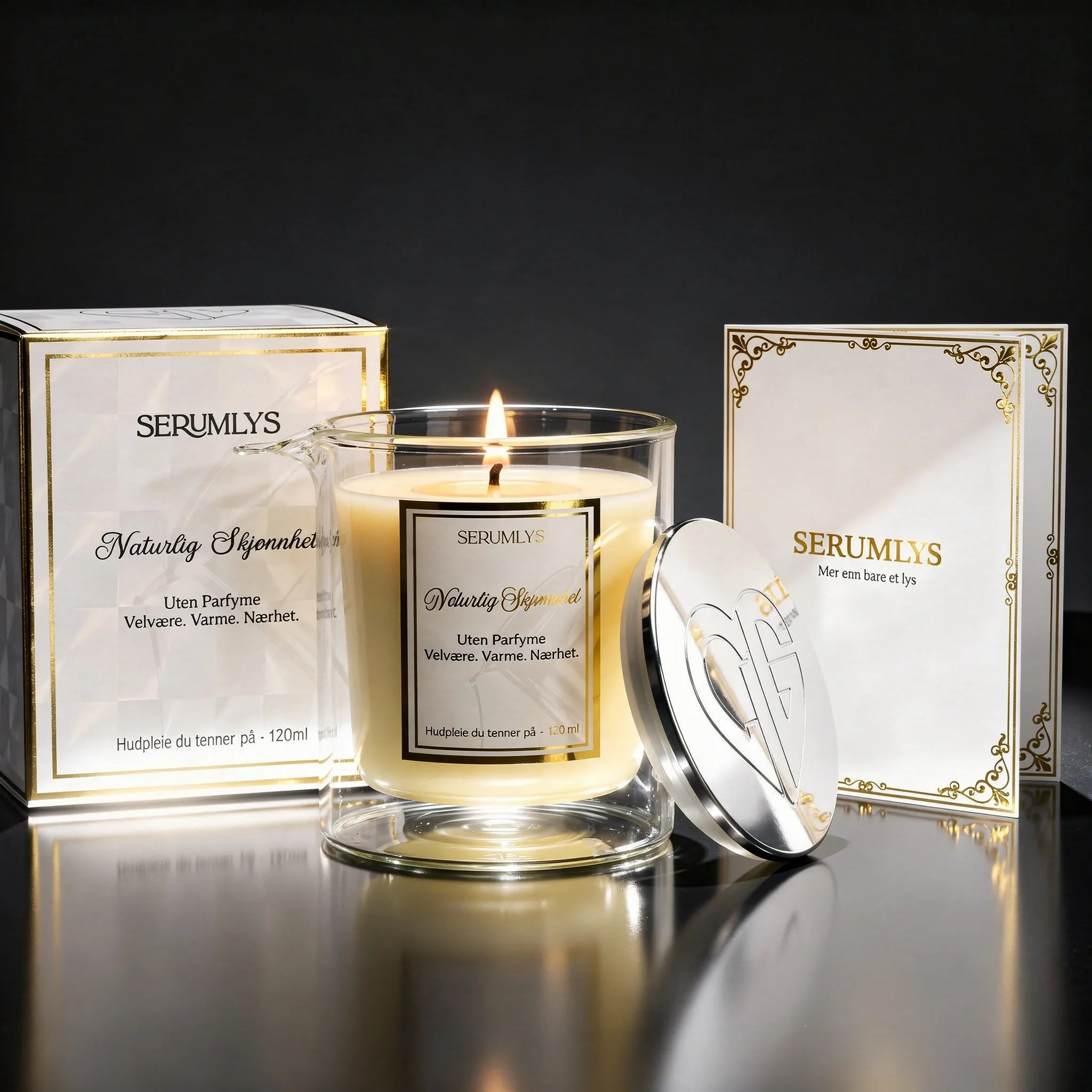 Naturlig skjønnhet body lotion serum i et lys. Når man kjøper lyset får man med denne elsken med cateye 3D folie utenpå som gir en kul effekt, du får såklart med dette naturlige serumlyset med bare fantastiske ingredienser til kroppen, sølvlokket med hjertelig logoen på og en nydelig brosjyre med gullfolie og instrukser på hvordan lyset brukes og annen viktig informasjon om olje serum lyset. 