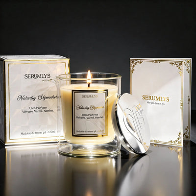 Naturlig skjønnhet body lotion serum i et lys. Når man kjøper lyset får man med denne elsken med cateye 3D folie utenpå som gir en kul effekt, du får såklart med dette naturlige serumlyset med bare fantastiske ingredienser til kroppen, sølvlokket med hjertelig logoen på og en nydelig brosjyre med gullfolie og instrukser på hvordan lyset brukes og annen viktig informasjon om olje serum lyset. 