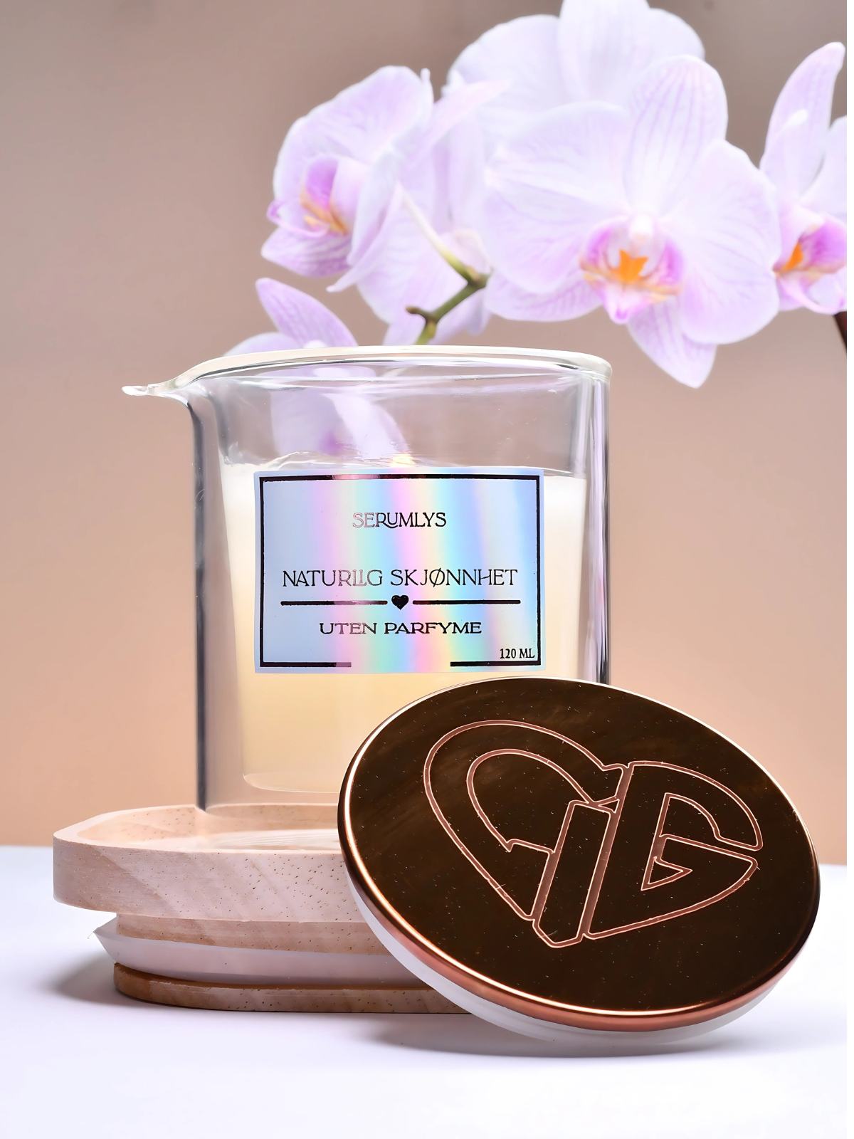 Serumlys uten parfye. Bare reine gode oljer og bivoks. Naturlig skjønnhet. Spaopplevelse på egent bad. Dobbelglass med helle tut laget av borrosilikat. 120ML med herlige gode oljer som fukter og gjør godt. Skap en magisk opplevelse hjemme.