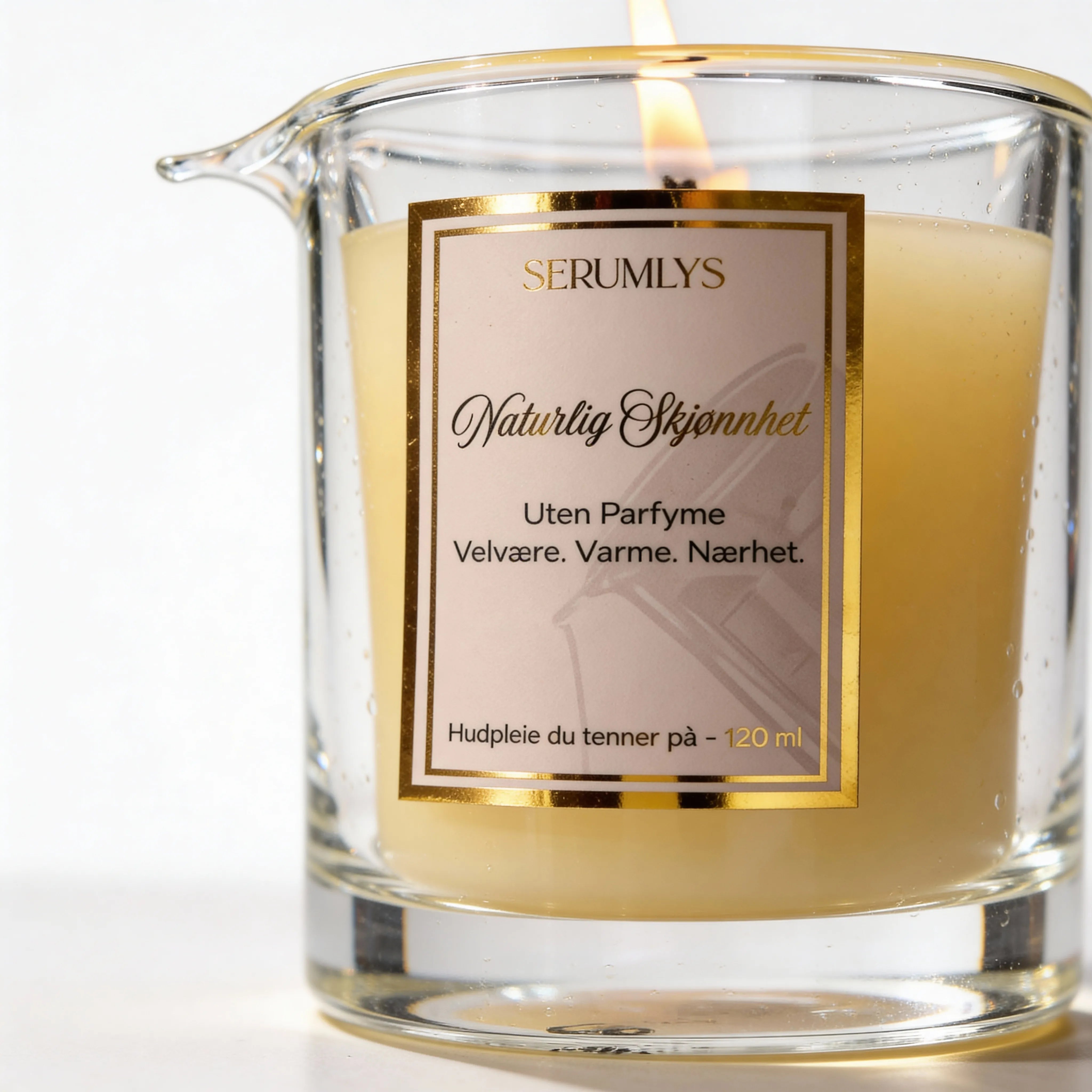 Serumlys naturlig skjønnhet er varianten uten tilsatt parfyme. Naturlig hudpleie for hele kroppen med planteoljer. Et produkt som gir deg en spaopplevelse hjemme på ditt eget bad, hele 30 ganger. Borosilikatglass med dobbel vegg og helletut. Høykvalitetsglass som ikke blir varmt å holde i, selv når lyset er tent. Håndlaget hudpleie fra Norge