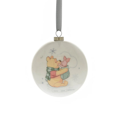 Disney julekule med Ole-brum og Nasse-nøff. Pynt juletreet med nydelige julekuler av disney figurer som barn. Kulene kommer med Sølvbånd så de enkelt kan henges på juletreet. Denne Serien med julekuler heter Magical Beginnings. 