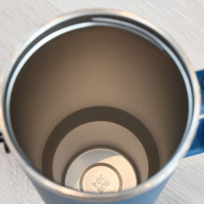 Inni den blå termokoppen. Den har god isolasjon som vil holde drikken både kald eller varm i mange timer. Perfekt når man er på farten hele dagen og man vil alltid ha drikke lett tilgjengelig. Gjør den ekstra personlig med en tekst eller et navn. Årets beste julegavetips! 