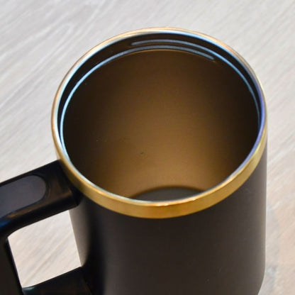 Oppi termokoppen. Tumbleren er godt isolert inni og holder derfor drikken din varm eller kald igjennom hele dagen. Perfekt når man er på farten og glemmer å drikke. Den passer i koppholderen i bilen og er dermed lett å dra med seg når man løper ut døren. Perfekt gave å gi bort til noen som alltid er på farten men glemmer å drikke nok igjennom dagen. Eksklusivitet og omtanke i en gave! 