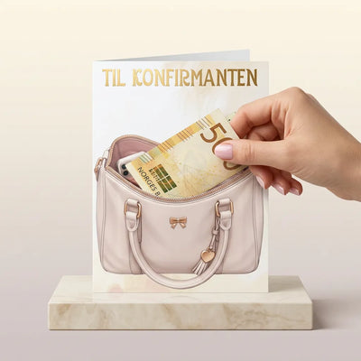 Pengekort til konfirmanten i bruk. Konfirmasjonsgaven alle konfirmantene ønsker seg. Her er konfirmasjonskorte i bruk. Som vist på bildet så tar konfirmanten ut pengeseddelen fra lommen på framsiden av kortet. Putt oppi ønsket pengesum, og gi pengegaven på en helt spesiell måte. Kortene er håndlaget i Norge og gjør det ekstra gøy å gi bort en gave som fort ellers bare kan forsvinne i mengden mellom de andre penge gavene. Eksklusivt, praktisk og unikt. Akkurat som den som mottar det. 