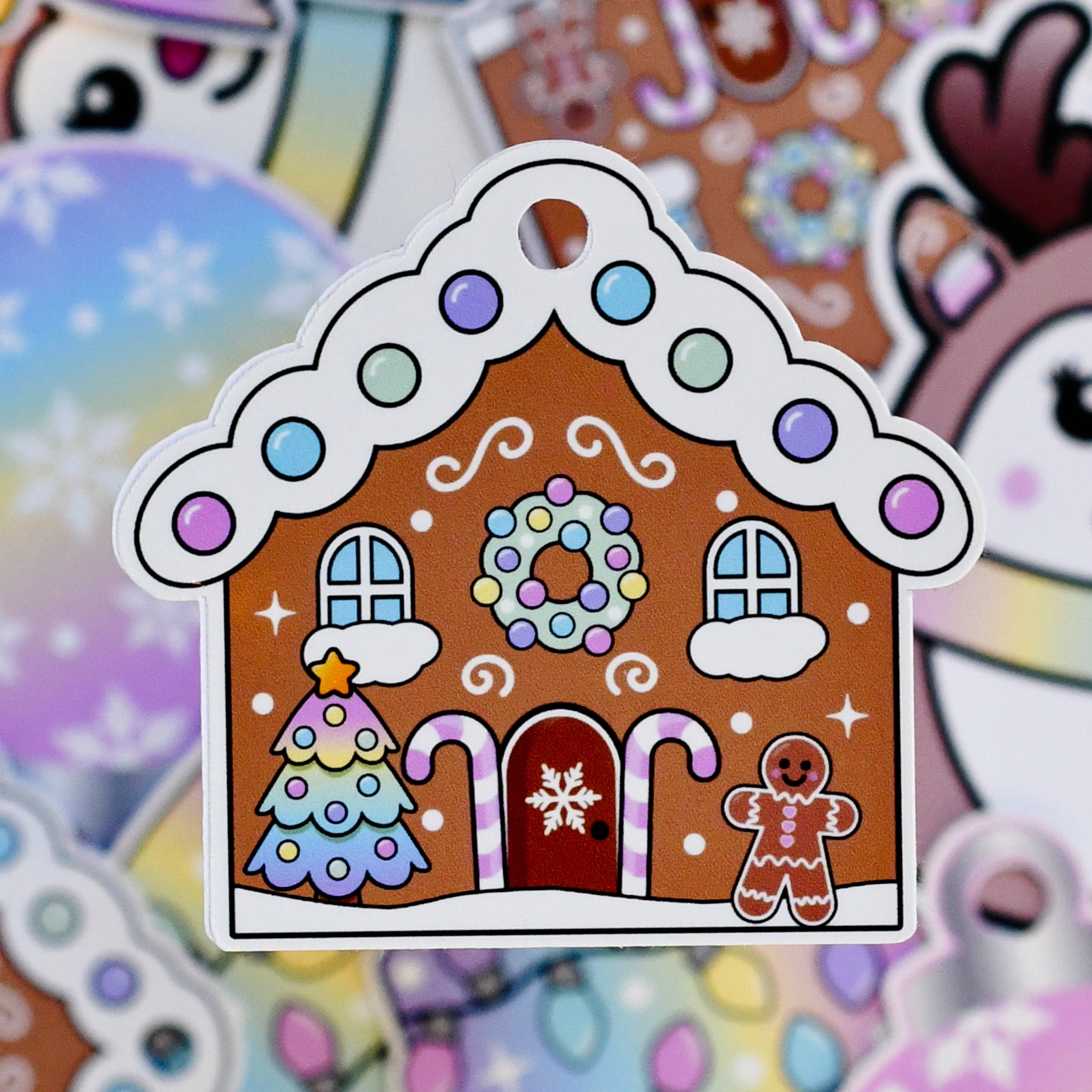 Nydelig pastell pepperkakehus med snø på toppen. Disse gavelappene vil gjøre julegavene i år ekstra fristendes under treet. Detaljer som blir lagt merke til og julegaver som skiller seg ut. Håndlaget i Norge. 