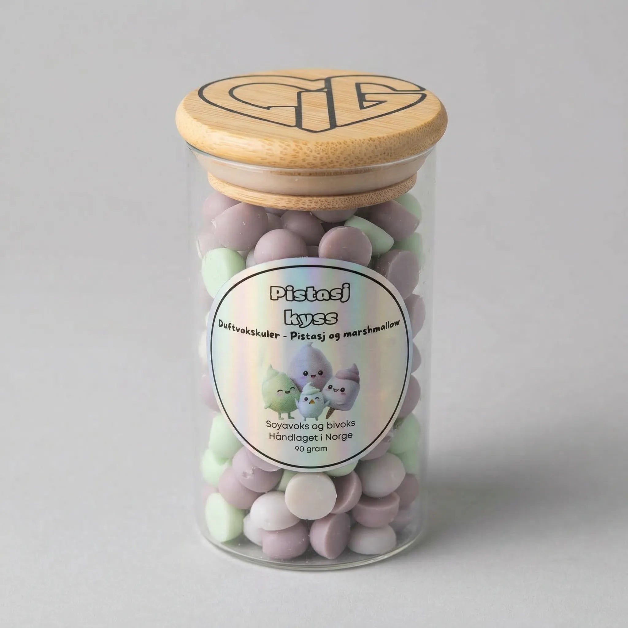 Duftvoks med duft av pistasj og marchmallows. Håndlaget i norge med soyavoks og bivoks. Glasset inneholder 90g voks. Legg noen vokskuler i en voksbrenner. Når voksen smelter, så stiger det god duft ut i rommet som varer i mange timer.