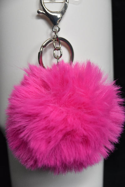 Rosa dusk med karabinkrok, som sitter festet på en termokopp.