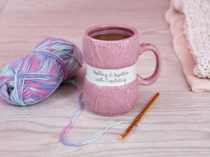 Rosa garn-nøste krus til den hekleklade med morsom tekst. Håndtaket har hull som man kan putte heklenålen oppi så man ikke mister denne når man tar seg en pause. Hva er vell bedre enn et krus som både er morsom, du kan drikke fra den og den er praktisk når man driver å hekler!