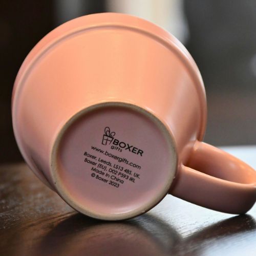Undersiden av den rosa plantekoppen fra Boxer gifts. 