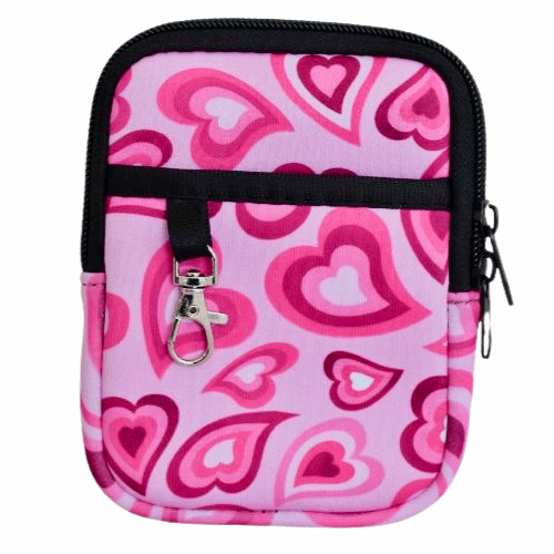 rosa veske som kan festes rundt en termokopp. Vesken har rosa hjerter som motiv og en glidelås. Praktisk å henge på tumbleren som tilbehør når man er på farten. Rosa med hjertemotiv. Håndlaget tilbehør til drikkeflasken din med borrelås til å feste den med. Mange praktiske lommer. 