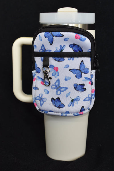 Ryggsekk til termokopp med motiv av blå sommerfugler.