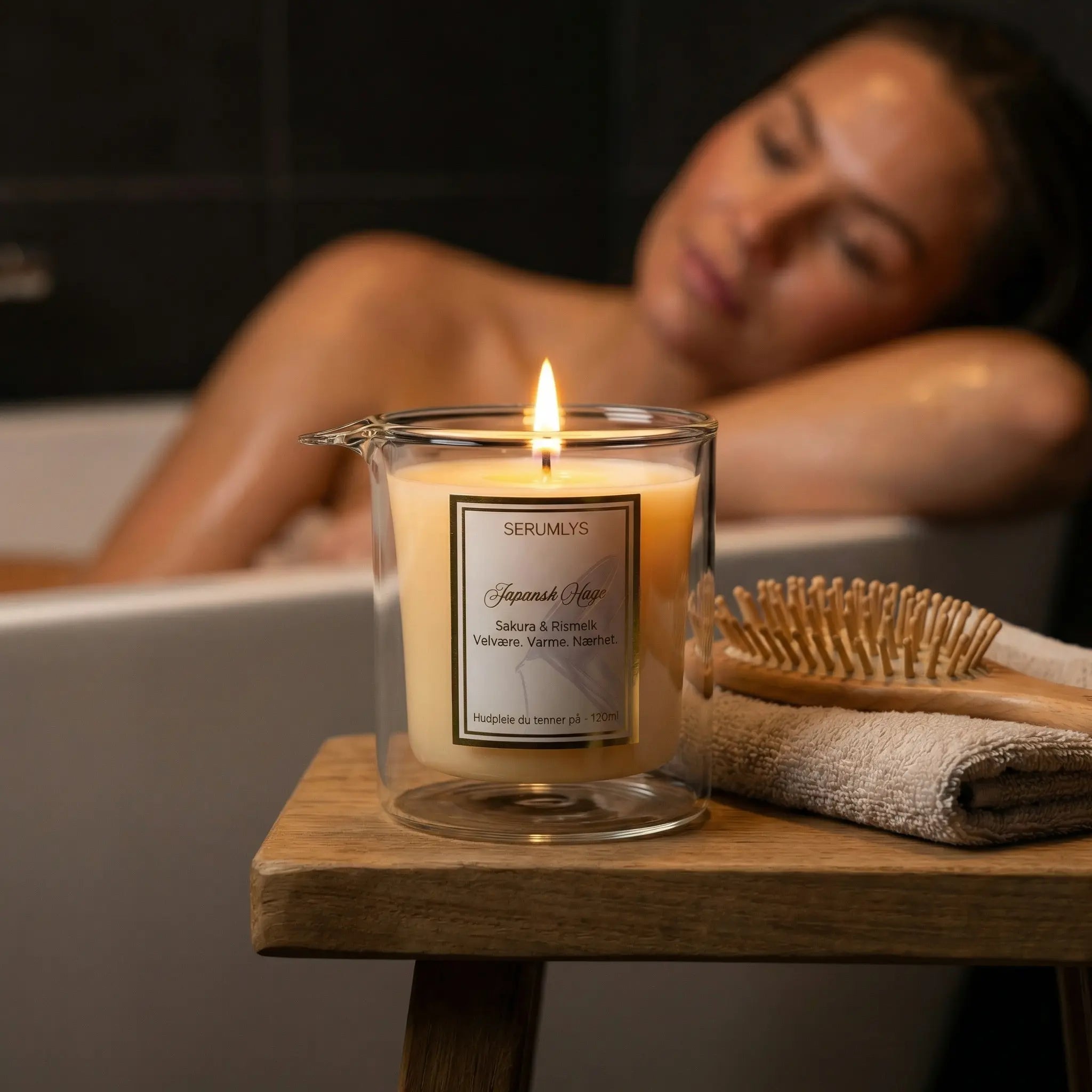 Serum naturlige planteoljer til kroppen i et lys. Smelter og varmer. Gir kroppen en fantastisk følelse av ro og velvære. Egenkjærlighet, avslappning og tid til deg selv hjemme på ditt egent bad. Finn tid til deg selv og få ladet opp batteriene for en ny dag. 