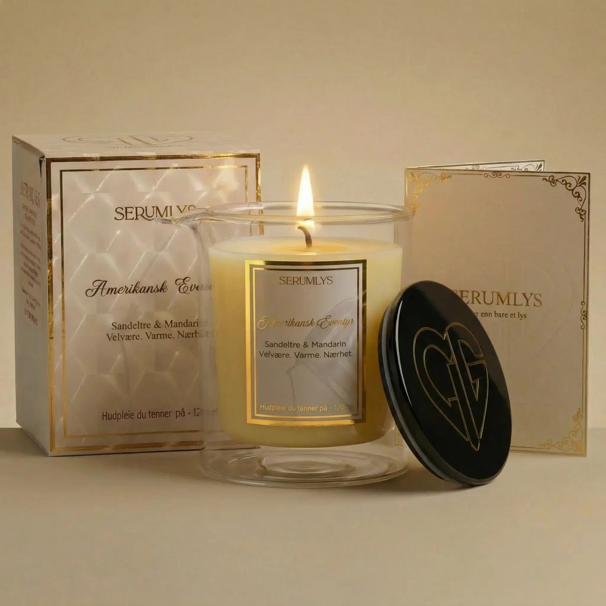 Rennende naturlige oljer som helles på kroppen. Silkemyk og glatt som raskt trekker inn i huden. Ro og egentid. En stund bare for deg selv. Ta deg tid, ro ned og bare vær til stede akkurat her, akkurat nå. Her ser man det man får med når man kjøper serumlyset. Nydelig eske, lyset med de herlige oljene og brosjyre med viktig informasjon og om hvordan det brukes og hva det inneholder. Alt er håndlaget i Norge.