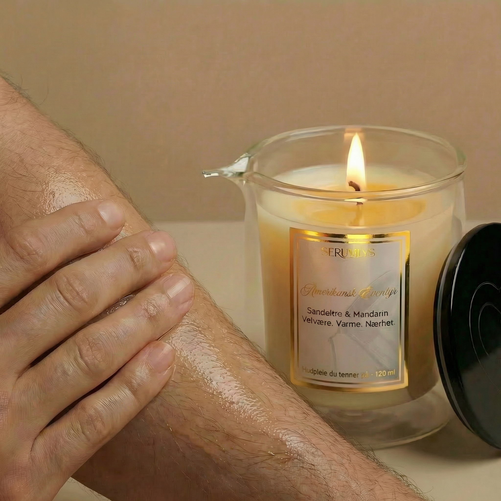 Serumolje i et lys. Her er serumlyset i bruk. Lyset er tent og mannen har helt litt på armen sin. Nå er han klar for å smøre de naturlige planteoljene på huden. Varme, nærhet og velvære er bare noen ord som beskriver dette lyset. Det gir fuktighet som varer. Denne varinten har en fantastisk duft av sandeltre og mandarin. 