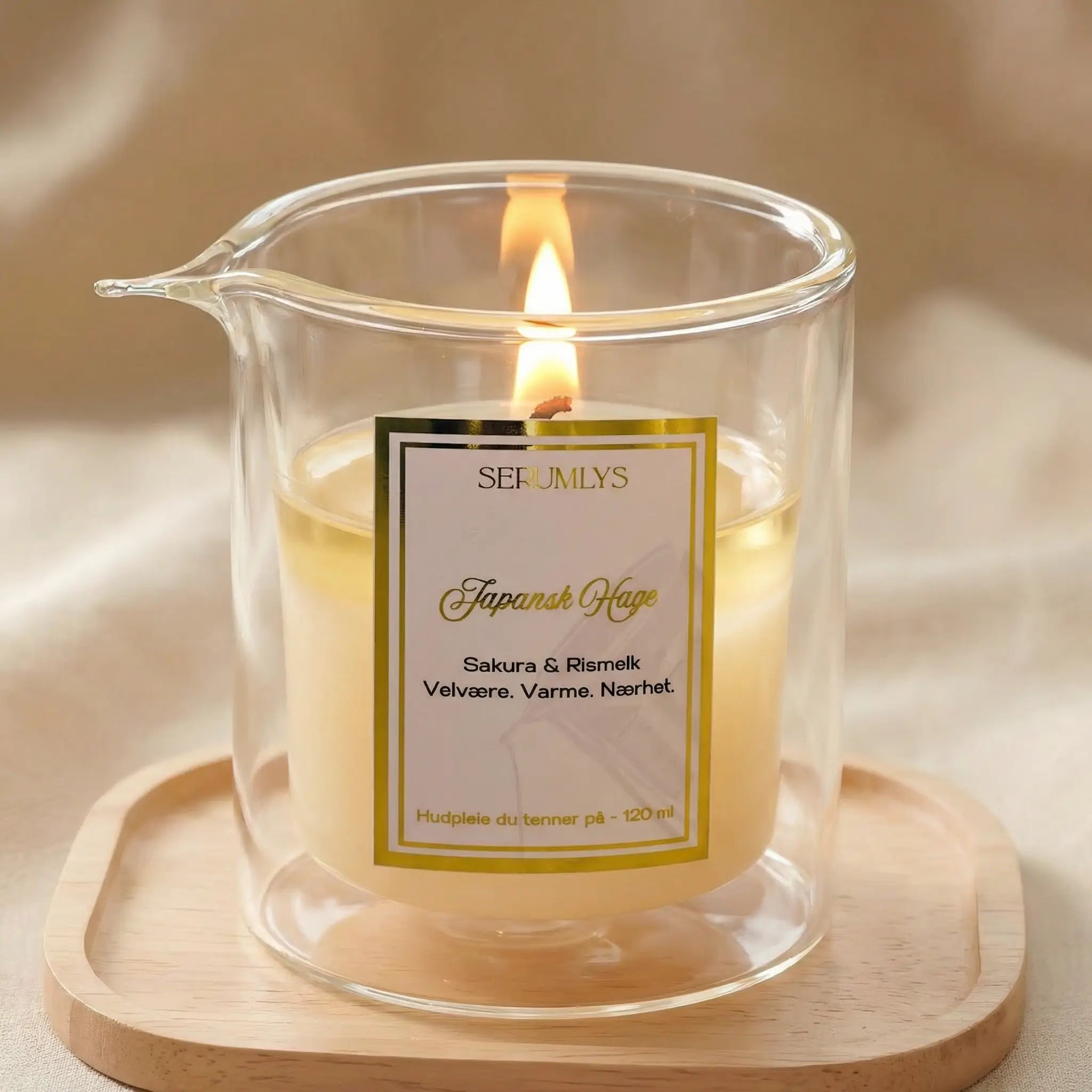 Et serumlys er et lys laget med naturlige planteoljer som brukes på hele kroppen. Den varme oljen skaper en følelse av velvære og spafølelse. En luksuriøs stund der man tar vare på seg selv. Hudpleie, velvære, selvpleie i ett og samme produkt
