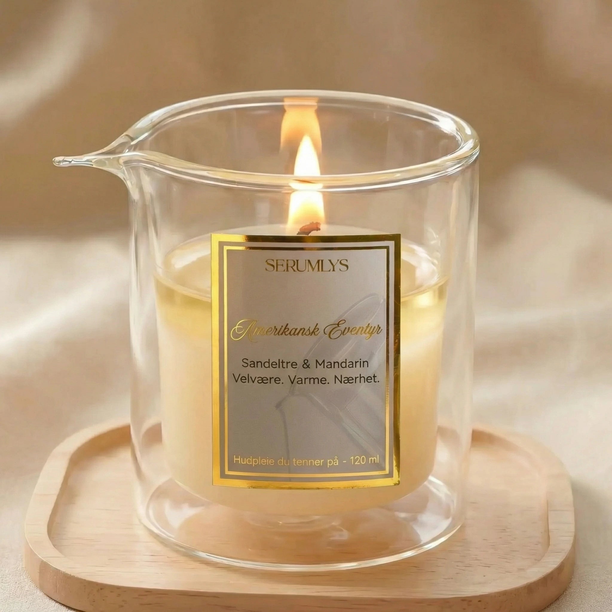 Dobbel borosilikatglass med helletut. Serumlys er et hudpleieprodukt som er laget av naturlige planteoljer. Når lyset smelter så skal det varme serumet helles på kroppen. En olje som trekker raskt inn i huden og tilfører fuktighet og glød. Oljene har antiflammatoriske egenskaper som kan hjelpe på irritert hud. Den varme oljen skaper en luksuriøs følelse. En liten spabehandling for hele kroppen, som kan brukes igjen og igjen.