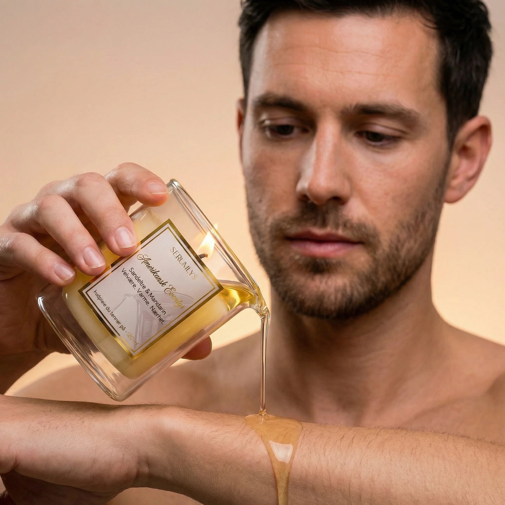 Et tent lys med pleiende planteoljer som helles fra glasset. Et hudpleieprodukt som gir brukeren et øyeblikk av egenomsorg og selvpleie. Denne varianten har en duft av sandeltre og mandarin. En maskulin og mild duft.