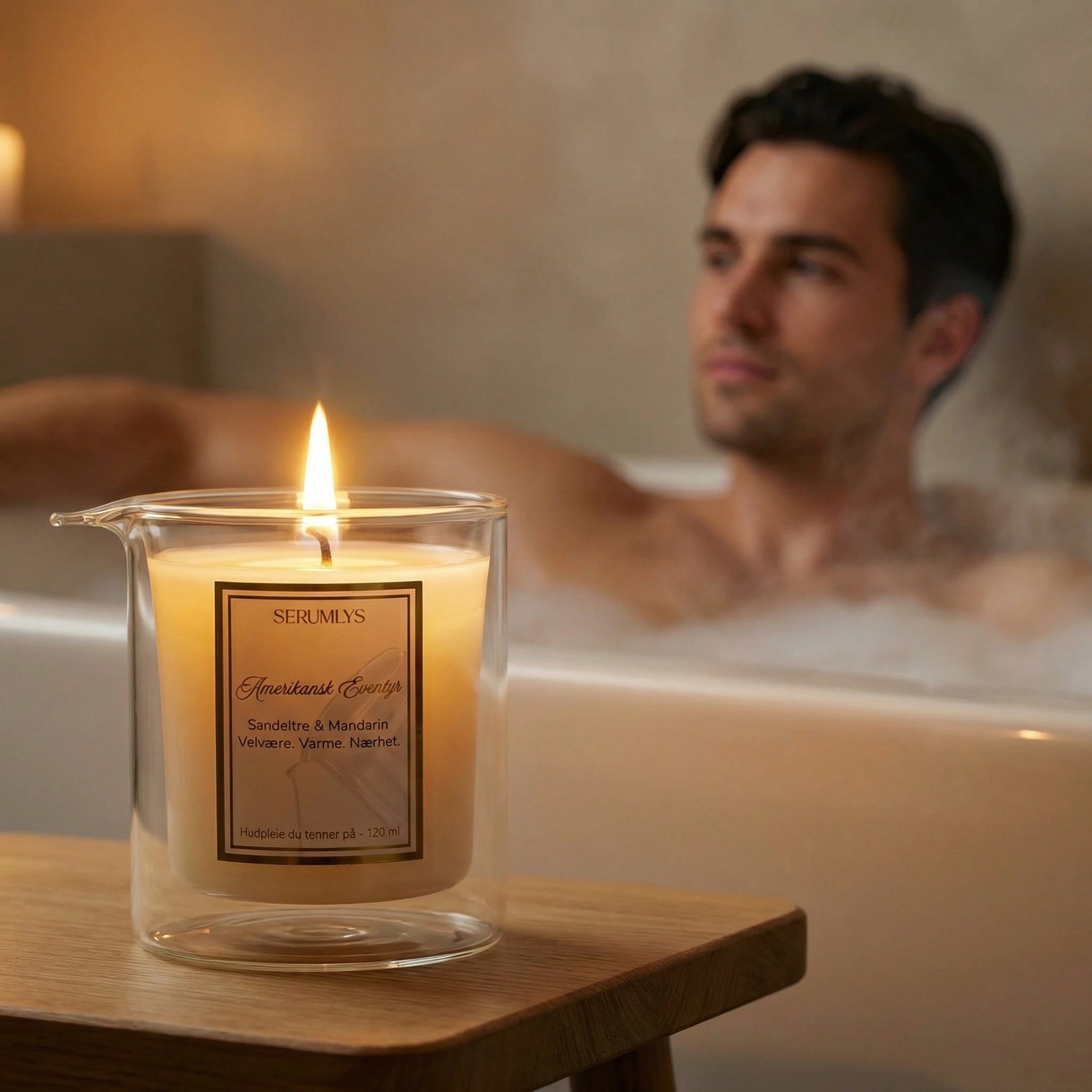 Serumlys med maskulin duft av sandeltre og mandarin. Et hudpleieprodukt som smelter til et nærende serum for hele kroppen. Varm olje skaper en følelse av velvære og en spaopplevelse. Et produkt som hjelper deg å sette av et øyeblikk til deg selv. Laget med bivoks og syv naturlige planteoljer som tilfører huden fuktighet og glød.