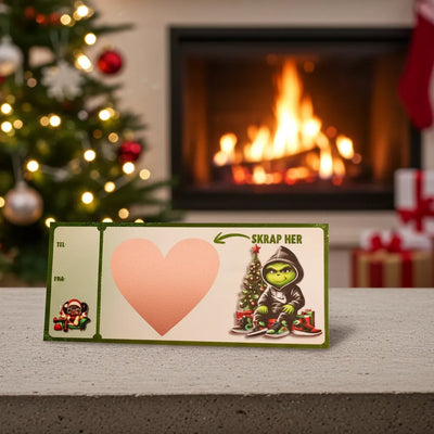 Skrap her gavekort / julekort i grønt design med skrapehjerte- Her er hjertet klistret på over teksten hvor man har skrevet overraskelsen som mottaker må skrape fram. Den perfekte måten å gi bort en helt spesiell julegave på!