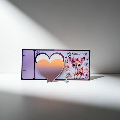 Et nydelig bursdagskort hvor man kan skrive inn hva man ønsker å gi bort i hjertet, så klistrer man på skrape-klistremerke over teksten man har skrevet. Den som får kortet må så skrape fram gaven eller beskjeden. En morsom måte å gi bort en helt spesiell gave på. Dette kortet har lilla folie på seg og et nydelig søtt design. Skriv hvem gaven er til og fra på siden av kortet. 