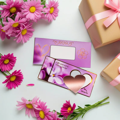 Håndlaget morsdagskort med nydelige gulldetaljer. Skrape klistremerke som følger med skal klistres over det hvite hjertet hvor du først skal skrive hva du ønsker å gi bort i morsdagsgave. Det kan være en opplevelse, et gavekort, en reise. Her er det bare fantasien som setter en stoppe. Unik og morsom måte å gi bort en helt spesiell gave på, til en helt spesiell mamma. 