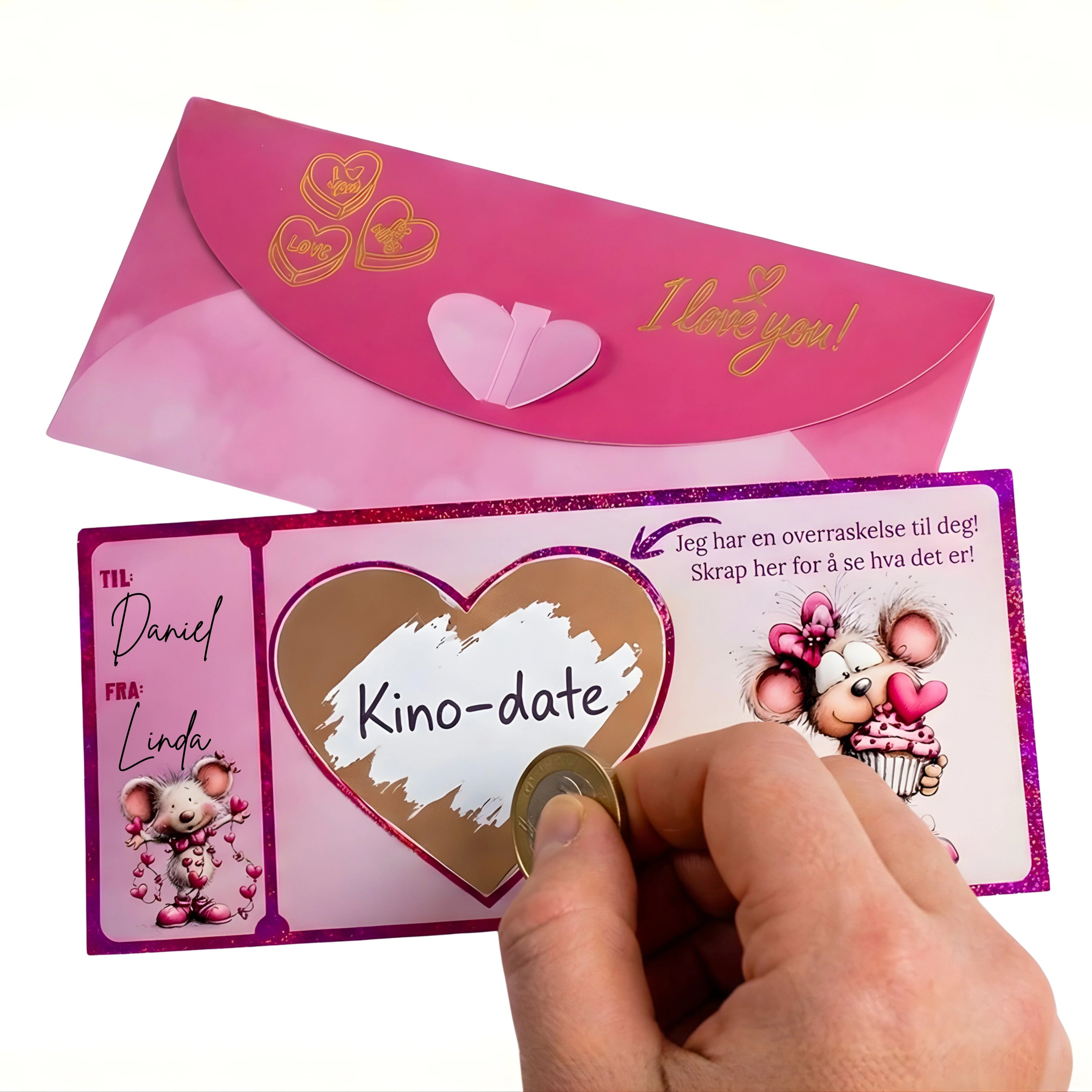 Fantastisk bursdagskort med skrapefelt. Her skriver man det man vil inni hjertet. Det kan være et dikt, noen fine ord, en overraskelse, en opplevelse, frisørtime, konsertbiletter osv. Plasser så hjerteklistremerke over teksten din. Den som får kortet må skrape fram overraskelsen. En morsom og anderledes måte å gi bort en helt unik gave på. Her er kortet i bruk og hjertet klistremerke er skrapt bort. Kino-date ble overraskelsen. Kortet er håndlaget og har rosa folie på seg med glitter.