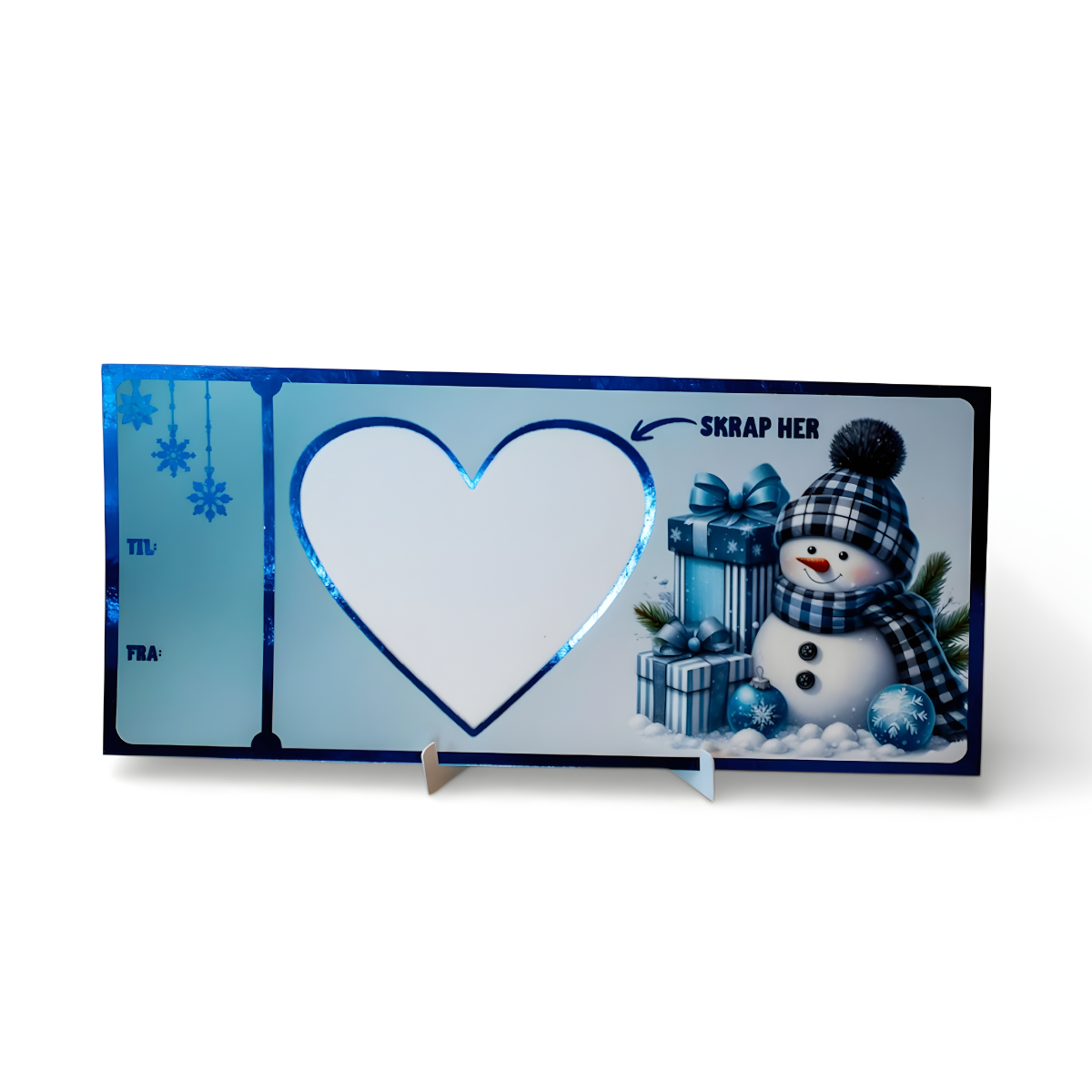 Skrape hjerte julekort. Jule kortet som skiller seg ut fra vanlige julekort. En gøy måte å motta julegaven på, som man vil huske. Spenning i et kort. Skriv hvem gaven er til og fra, og i hjertet hva man ønsker å gi bort. Plasser klistremerke over teksten, så er det bare å skrape fram overraskelsen på julaften! Gøy for både voksene, ungdom og barn