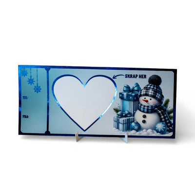 Skrape hjerte julekort. Jule kortet som skiller seg ut fra vanlige julekort. En gøy måte å motta julegaven på, som man vil huske. Spenning i et kort. Skriv hvem gaven er til og fra, og i hjertet hva man ønsker å gi bort. Plasser klistremerke over teksten, så er det bare å skrape fram overraskelsen på julaften! Gøy for både voksene, ungdom og barn