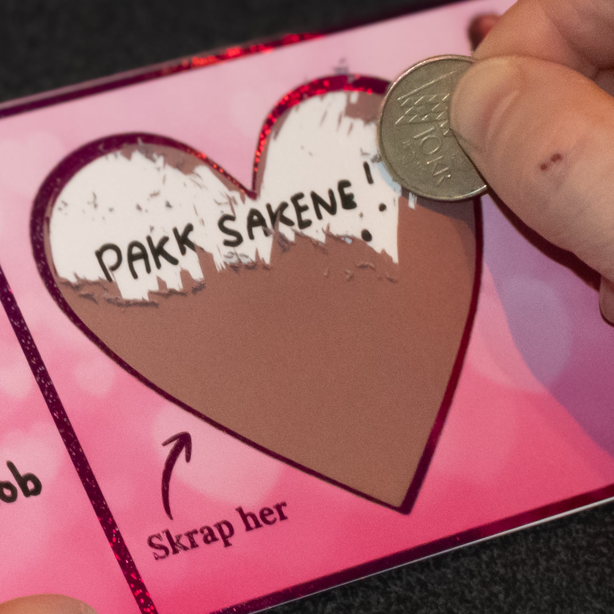 Her ser man at valentineskortet med skrapehjerte er i bruk. Hjerteklistremerke skrapes vekk med en mynt, og fram kommer overraskelsen. En morsom og unik måte å gi bort opplevelser på, eller kanskje man bare ønsker å skrive noen fine ord til noen man er glad i. Uansett så er dette noe man vil huske. 