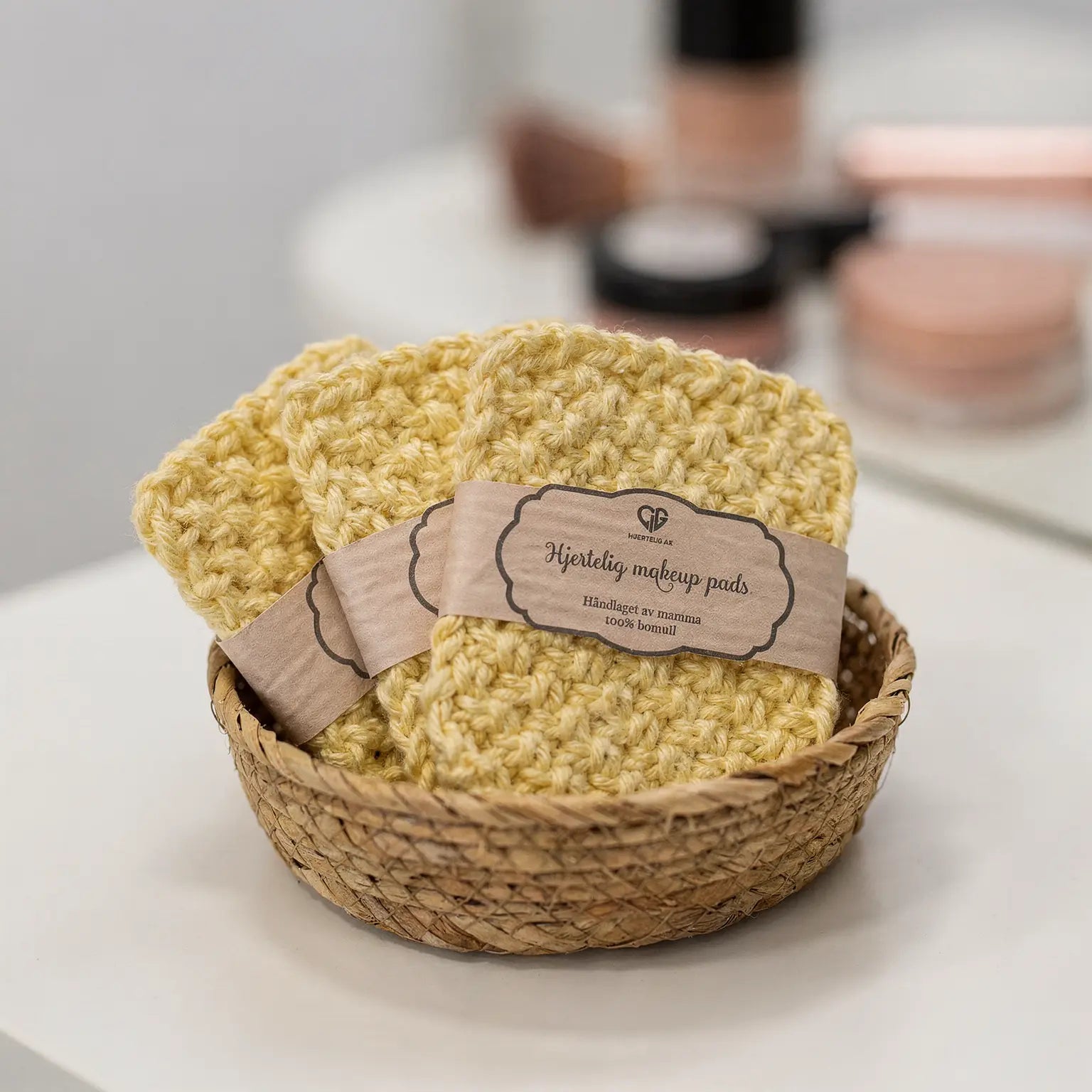 Makeup kluter / pads håndstrikket av mamma. Makeup padsene kommer i 9 forskjellige farger. Dette er varianten gul. Hver pakke inneholder 4stk kluter som kan vaskes i vaskemaskinen. De er strikket i 100% bomull inneholder ingen skadelige kjemikalier. De er trygge i bruk for både voksene og barn. 