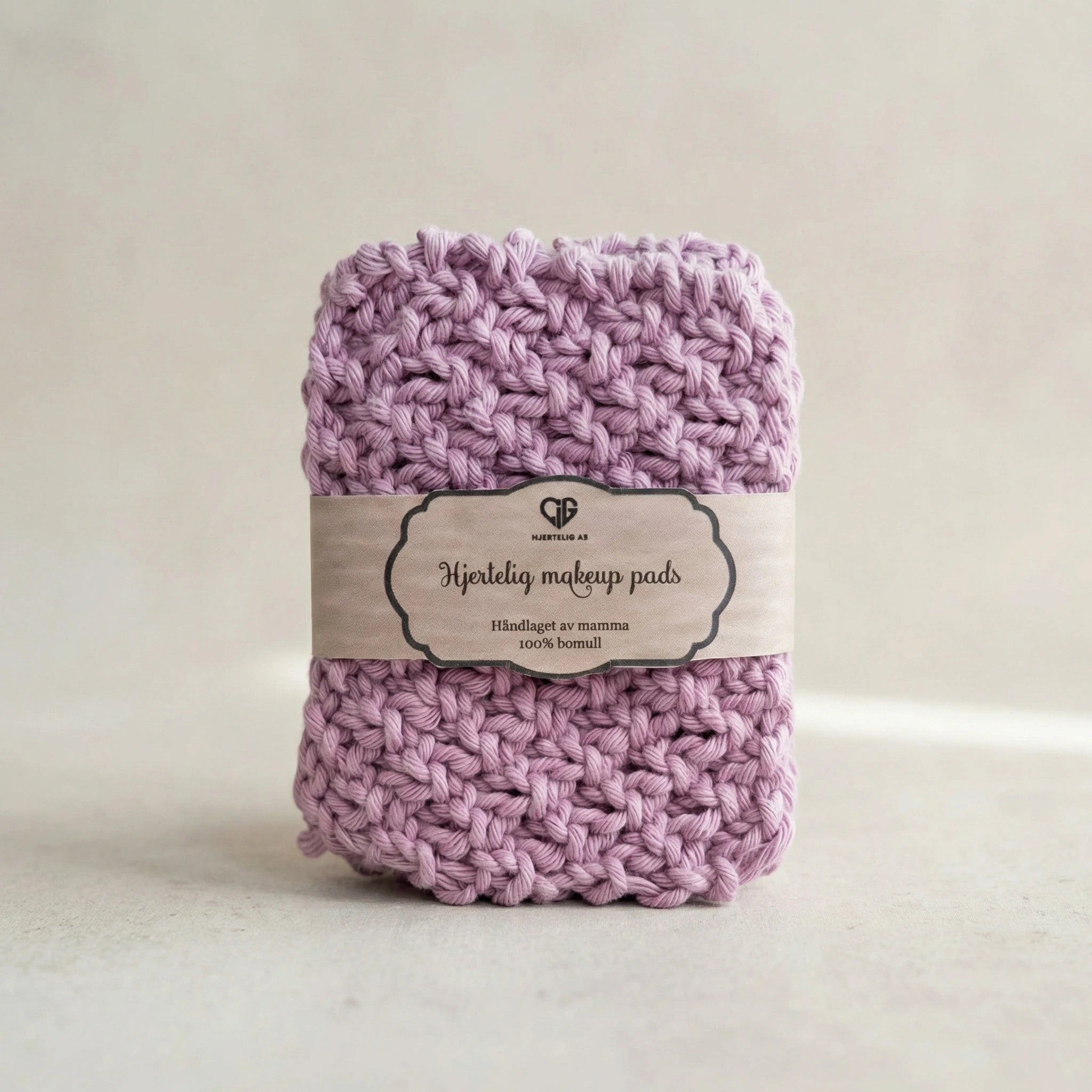 Sminke kluter i 100% bomull. Strikket av mamma. Hjertelig makeup pads er gjennbrukbare og kan vaskes i vaskemaskinen. Bra for miljøet og bra for lommeboken. Kan brukes av både barn og voksene. For sensitiv hud. Denne varianten er i fargen mørke lilla, men vi har også 8 andre farger å velge mellom. Finn din favoritt farge. 